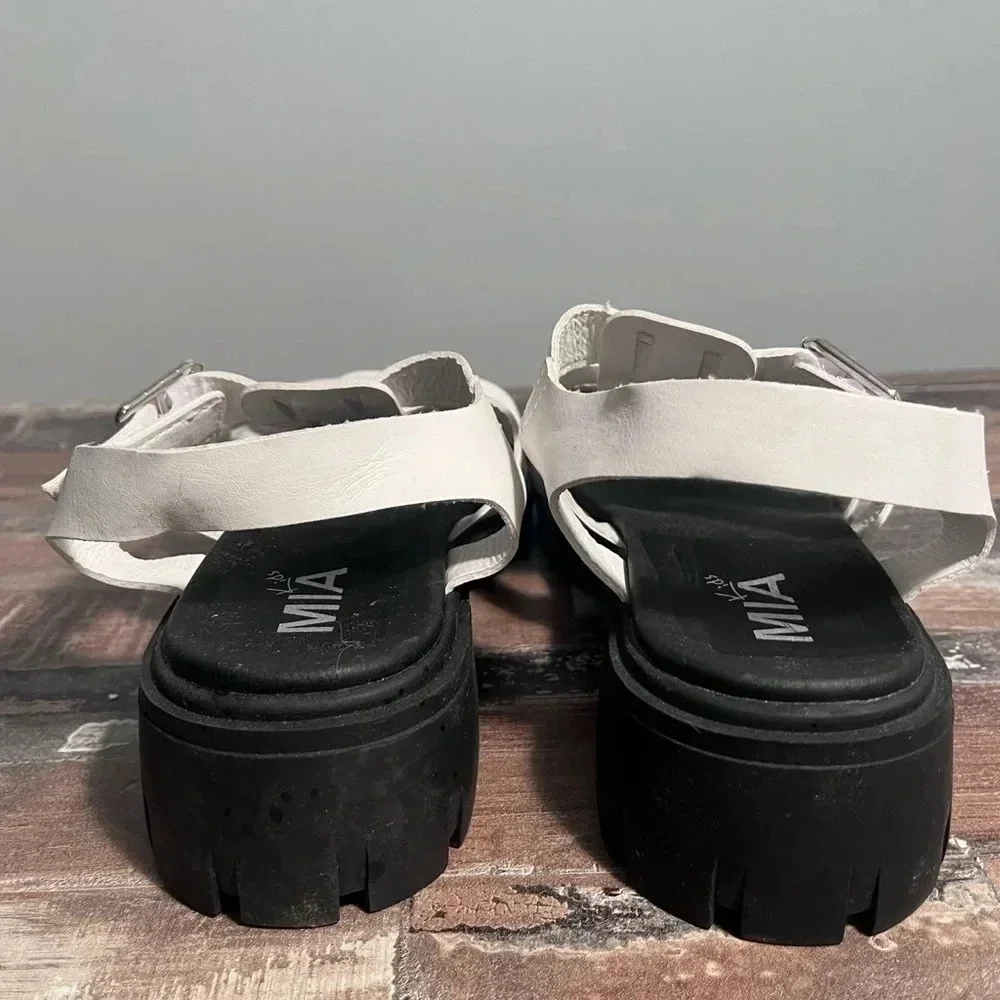 Mia Kids White Thick Strapped Sandals Girls‎ 4